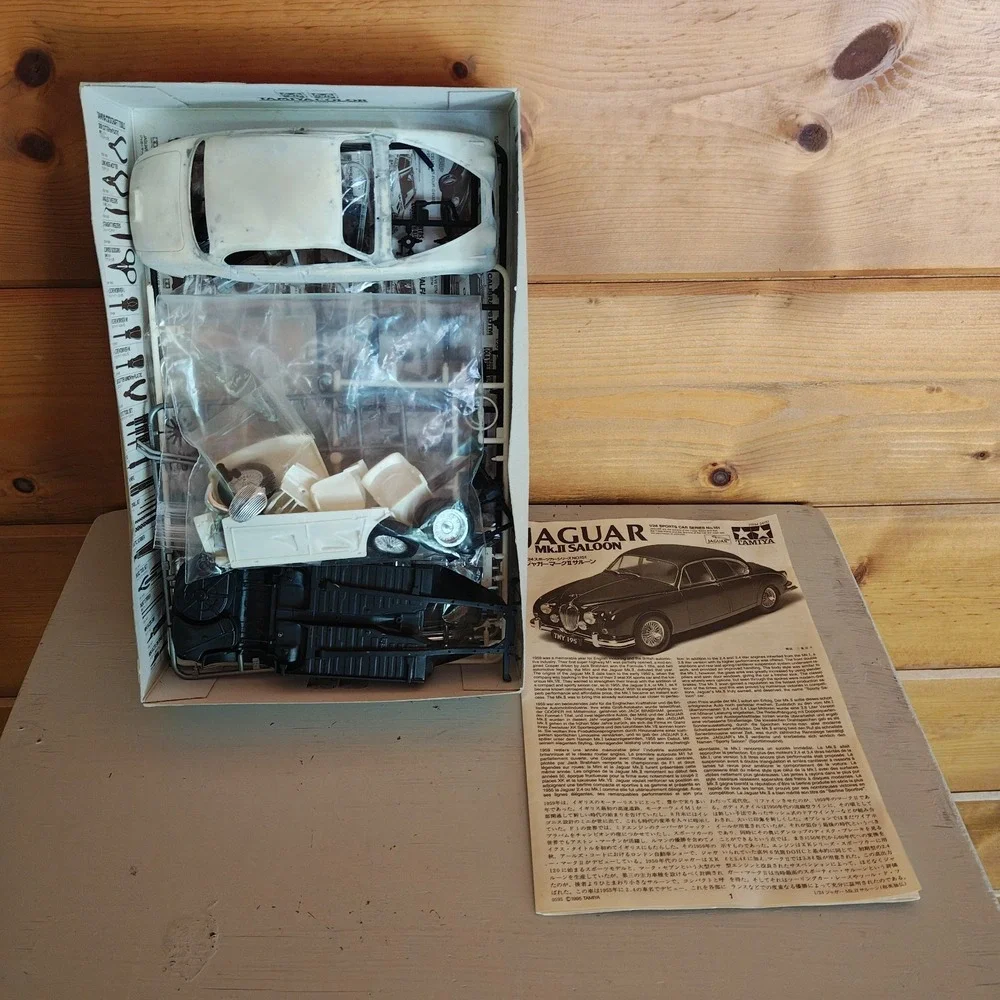 Jaguar MK II Saloon Plastic Model Kit Tamiya 1/24 Scale Open Box Incomplete